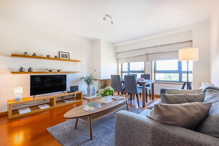 Elegant gestaltetes Wohnzimmer mit moderner Einrichtung in einer Wohnung im Building Rua de Afonso Baldaia 775 - homesbnbird - 1422081 in Aldoar, Foz do Douro e Nevogilde, Porto