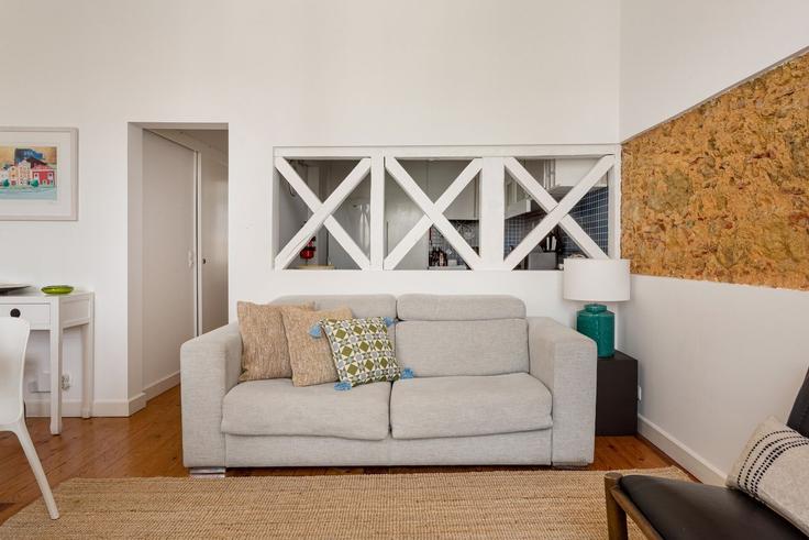 Elegante sala de estar con mobiliario moderno en un apartamento en Building Rua de São Mamede 27 - homesbnbird - 1421946 en Santa Maria Maior, Lisbon
