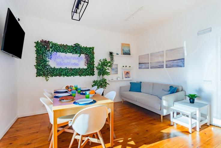 Salle de séjour élégante avec mobilier moderne dans un appartement à Building Rua Latino Coelho - homesbnbird - 1422038 à Avenidas Novas, Lisbon