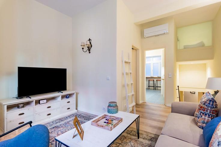 Lisbon Santo AntónioのBuilding Rua Andaluz - homesbnbird - 1422144のアパートメントにある、モダンな家具を備えたエレガントなデザインのリビングルーム