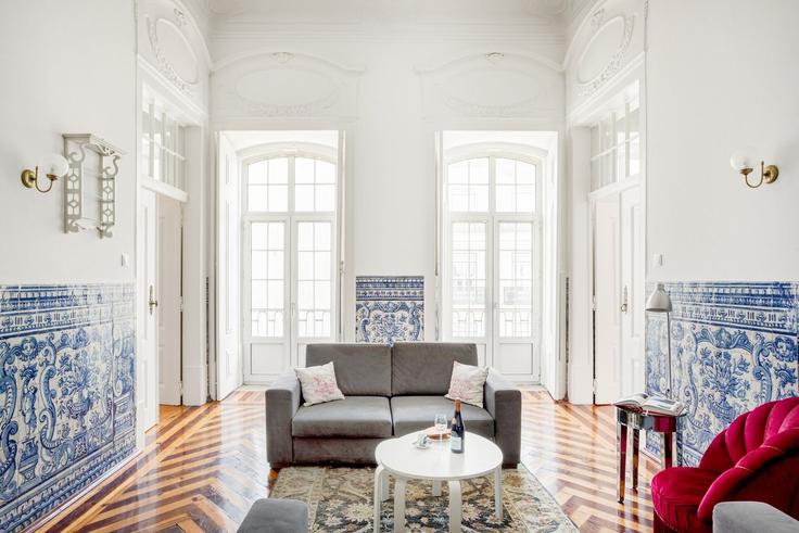 Lisbon MisericórdiaのBuilding Travessa da Espera 8 - homesbnbird - 1421943のアパートメントにある、モダンな家具を備えたエレガントなデザインのリビングルーム