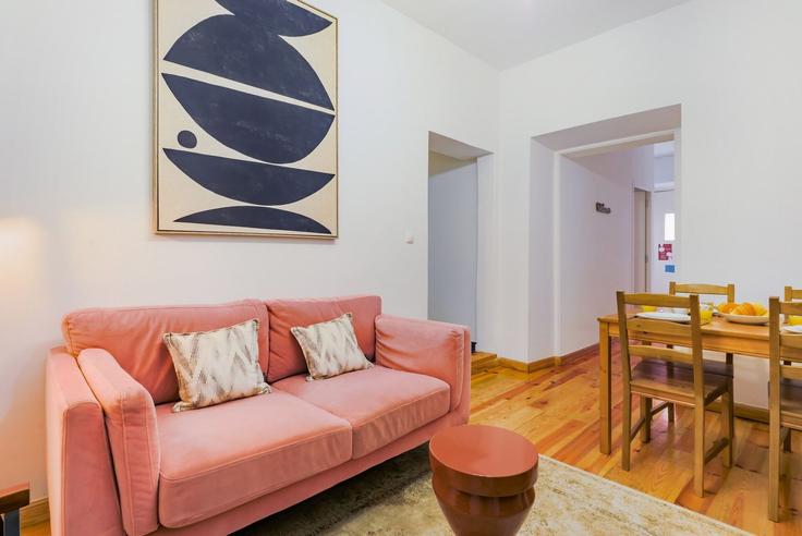 Elegant gestaltetes Wohnzimmer mit moderner Einrichtung in einer Wohnung im Building Travessa Santana da Cruz - homesbnbird - 1422102 in Arroios, Lisbon