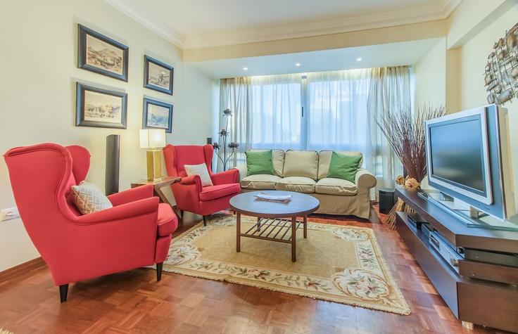 Building Rua Professor Fernando da Fonseca - homesbnbird - 1422059 adresindeki bir dairede modern mobilyalarla zarif bir şekilde tasarlanmış oturma odası Lumiar, Lisbon