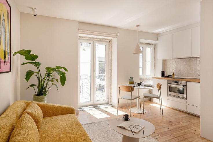 Elegante sala de estar con mobiliario moderno en un apartamento en Building Rua de Marcos Marreiros 12 - homesbnbird - 1421955 en Misericórdia, Lisbon