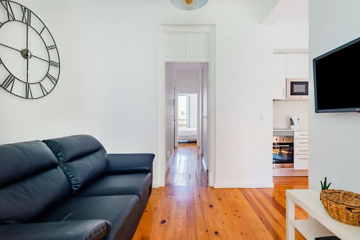 Lisbon São VicenteのBuilding Rua das Olarias - homesbnbird - 1422067のアパートメントにある、モダンな家具を備えたエレガントなデザインのリビングルーム