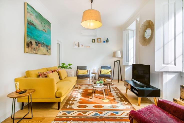 Elegante sala de estar con mobiliario moderno en un apartamento en Building Travessa Senhora Glória - homesbnbird - 1422022 en São Vicente, Lisbon