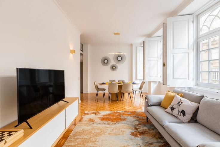 Porto União das freguesias de Cedofeita, Santo Ildefonso, Sé, Miragaia, São Nicolau e VitóriaのBuilding Praça de Almeida Garrett 42 - homesbnbird - 1422089のアパートメントにある、モダンな家具を備えたエレガントなデザインのリビングルーム