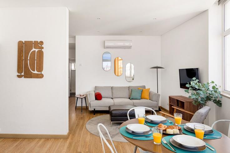 Salle de séjour élégante avec mobilier moderne dans un appartement à Building Rua Marcos Portugal 91D - homesbnbird - 1421949 à Misericórdia, Lisbon