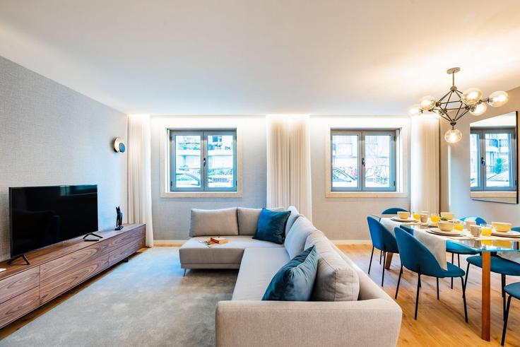 Building Avenida de Fernão de Magalhães 210 - homesbnbird - 1422147 adresindeki bir dairede modern mobilyalarla zarif bir şekilde tasarlanmış oturma odası Bonfim, Porto