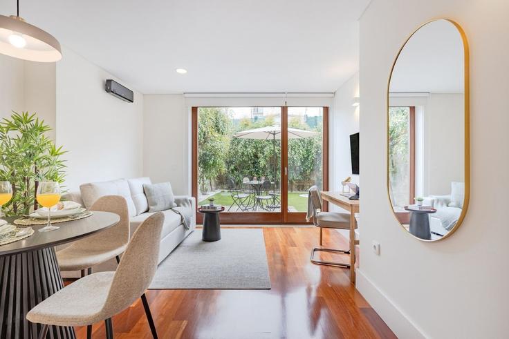 Porto União das freguesias de Cedofeita, Santo Ildefonso, Sé, Miragaia, São Nicolau e VitóriaのBuilding Rua da Maternidade 16 - homesbnbird - 1422146のアパートメントにある、モダンな家具を備えたエレガントなデザインのリビングルーム