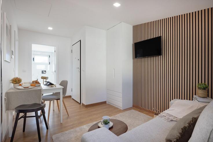 Sala de estar elegantemente projetada com móveis modernos em um apartamento no Building Rua 1º de Dezembro - homesbnbird - 1422233 em Matosinhos e Leça da Palmeira, Matosinhos