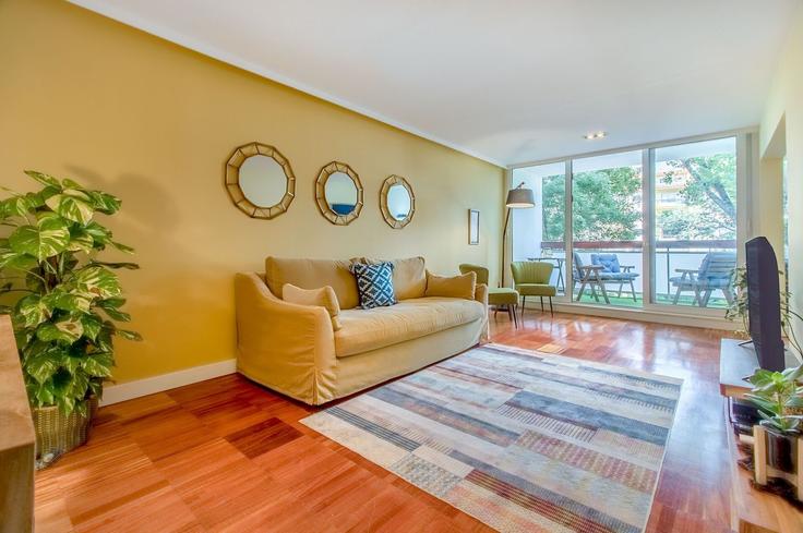 Building Rua Tílias - homesbnbird - 1422269 adresindeki bir dairede modern mobilyalarla zarif bir şekilde tasarlanmış oturma odası Cascais e Estoril, Cascais