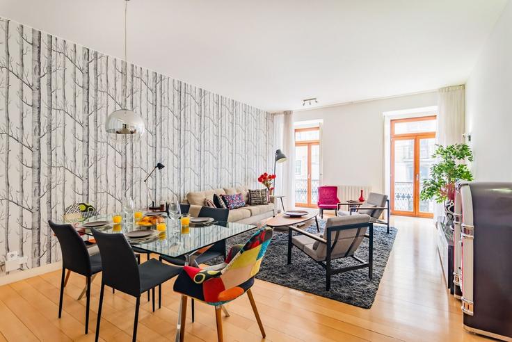 Elegante sala de estar con mobiliario moderno en un apartamento en Building Rua da Misericórdia 98 - homesbnbird - 1422158 en Santa Maria Maior, Lisbon