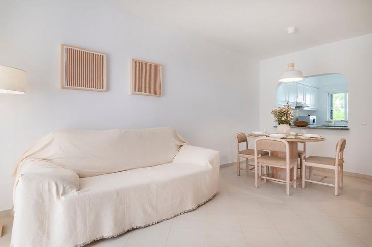 Elegant gestaltetes Wohnzimmer mit moderner Einrichtung in einer Wohnung im Building Estrada de Ferreiras - homesbnbird - 1422190 in Albufeira e Olhos de Água, Albufeira
