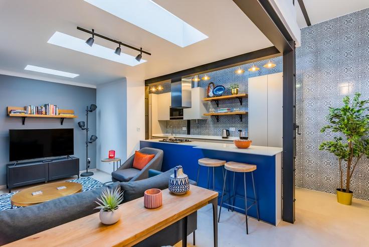 Lisbon Santa Maria MaiorのBuilding Rua da Palma 163 - homesbnbird - 1422173のアパートメントにある、モダンな家具を備えたエレガントなデザインのリビングルーム