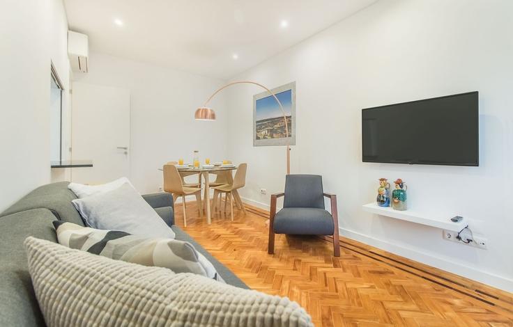 Salle de séjour élégante avec mobilier moderne dans un appartement à Building Rua Eça de Queiroz 22 - homesbnbird - 1422026 à Santo António, Lisbon