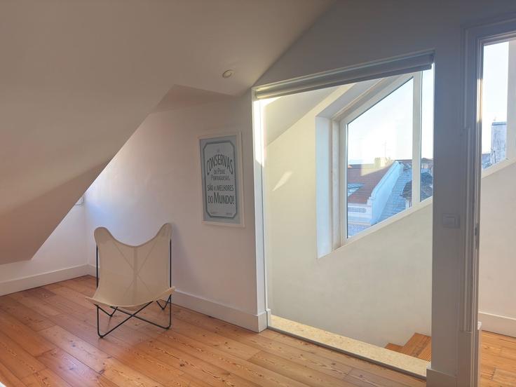 Lisbon Santa Maria MaiorのBuilding Rua da Padaria 9 - homesbnbird - 1422277のアパートメントにある、モダンな家具を備えたエレガントなデザインのリビングルーム