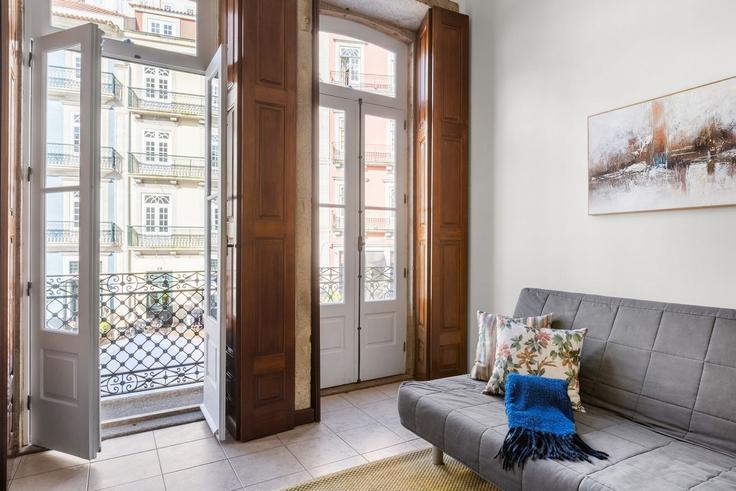 Elegante sala de estar con mobiliario moderno en un apartamento en Building Largo de São Domingos 77 - homesbnbird - 1470193 en União das freguesias de Cedofeita, Santo Ildefonso, Sé, Miragaia, São Nicolau e Vitória, Porto
