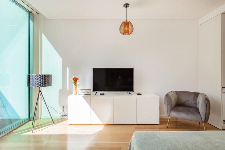 Elegant gestaltetes Wohnzimmer mit moderner Einrichtung in einer Wohnung im Building Rua Doutor Manuel Rodrigues de Sousa 133 - homesbnbird - 1422029 in Matosinhos e Leça da Palmeira, Matosinhos