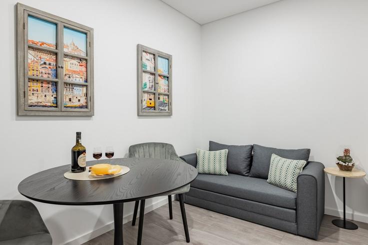 Elegant gestaltetes Wohnzimmer mit moderner Einrichtung in einer Wohnung im Building Praceta Engenheiro António de Almeida - homesbnbird - 1422196 in Ramalde, Porto