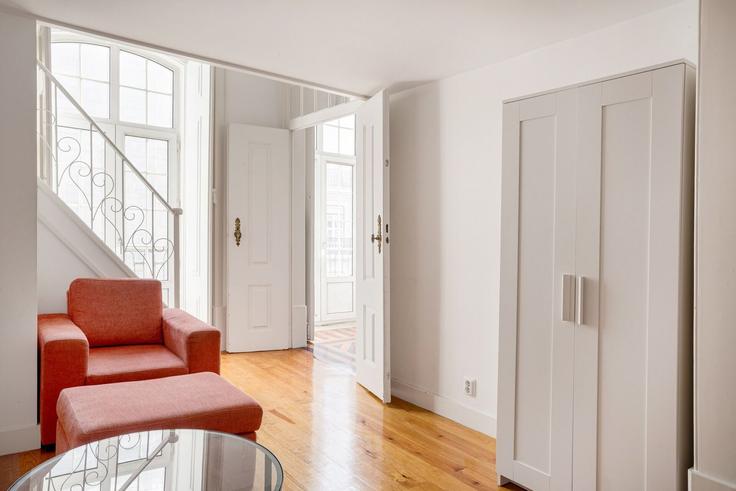 Salle de séjour élégante avec mobilier moderne dans un appartement à Building Travessa da Espera 8 - homesbnbird - 1421943 à Misericórdia, Lisbon