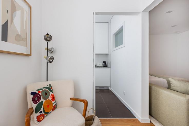 Elegant gestaltetes Wohnzimmer mit moderner Einrichtung in einer Wohnung im Building Rua 1º de Dezembro - homesbnbird - 1422188 in Matosinhos e Leça da Palmeira, Matosinhos