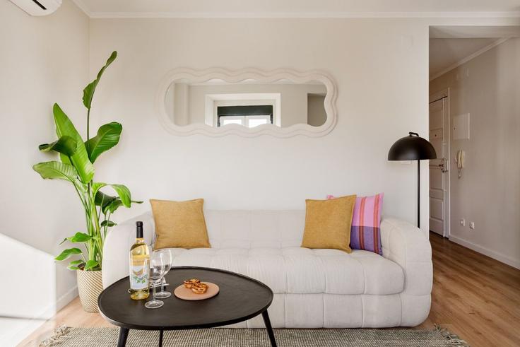 Lisbon MisericórdiaのBuilding Travessa do Caldeira 7 - homesbnbird - 1421952のアパートメントにある、モダンな家具を備えたエレガントなデザインのリビングルーム