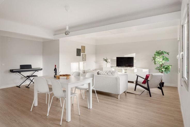 Lisbon CarnideのBuilding Largo Francisco Smith 2 - homesbnbird - 1422247のアパートメントにある、モダンな家具を備えたエレガントなデザインのリビングルーム