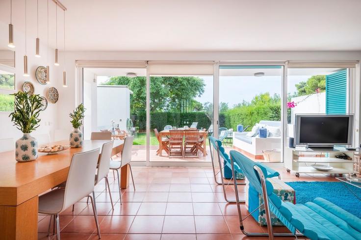 Elegante sala de estar con mobiliario moderno en un apartamento en Building Aldeamento Prainha Club - homesbnbird - 1422124 en Alvor, Alvor