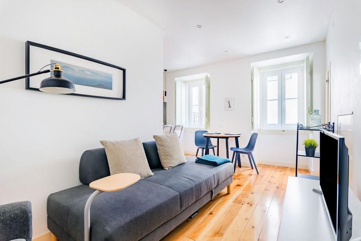 Sala de estar elegantemente projetada com móveis modernos em um apartamento no Building Beco da Formosa 18 - homesbnbird - 1422113 em Santa Maria Maior, Lisbon