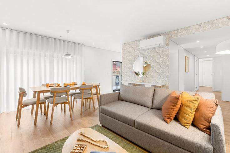 Elegant gestaltetes Wohnzimmer mit moderner Einrichtung in einer Wohnung im Building Rua de Anselmo Braamcamp 437 - homesbnbird - 1422316 in Bonfim, Porto