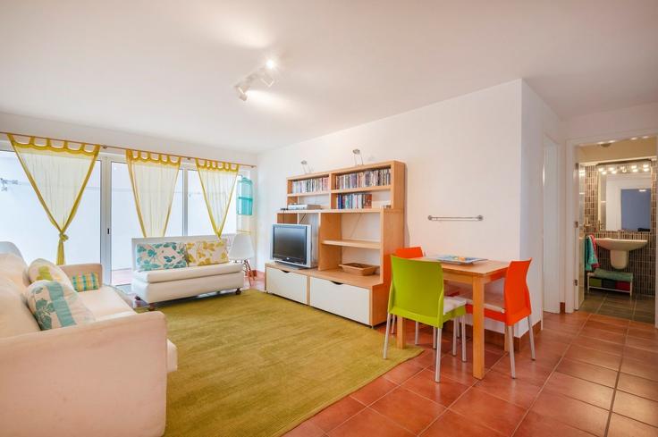 Elegante sala de estar con mobiliario moderno en un apartamento en Building Aldeamento Prainha Club - homesbnbird - 1422127 en Alvor, Alvor