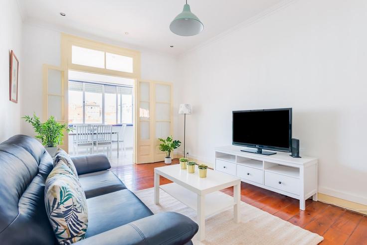 Elegante sala de estar con mobiliario moderno en un apartamento en Building Avenida Almirante Reis - homesbnbird - 1422114 en Arroios, Lisbon