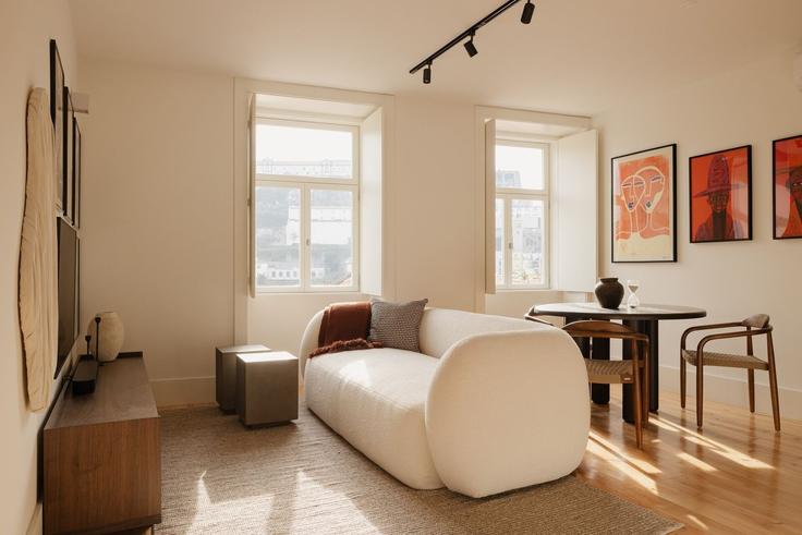 Sala de estar elegantemente projetada com móveis modernos em um apartamento no Building Escada dos Guindais - homesbnbird - 1422216 em União das freguesias de Cedofeita, Santo Ildefonso, Sé, Miragaia, São Nicolau e Vitória, Porto