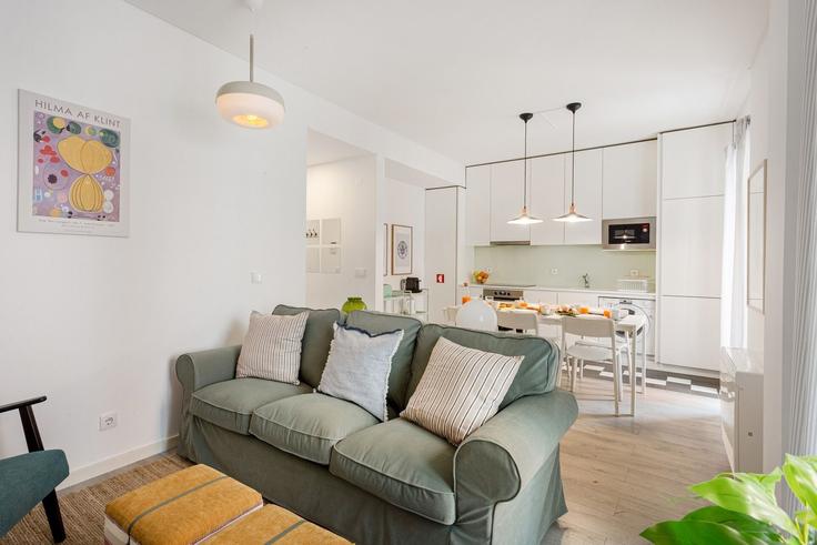 Elegant gestaltetes Wohnzimmer mit moderner Einrichtung in einer Wohnung im Building Rua da Atalaia - homesbnbird - 1422192 in Misericórdia, Lisbon