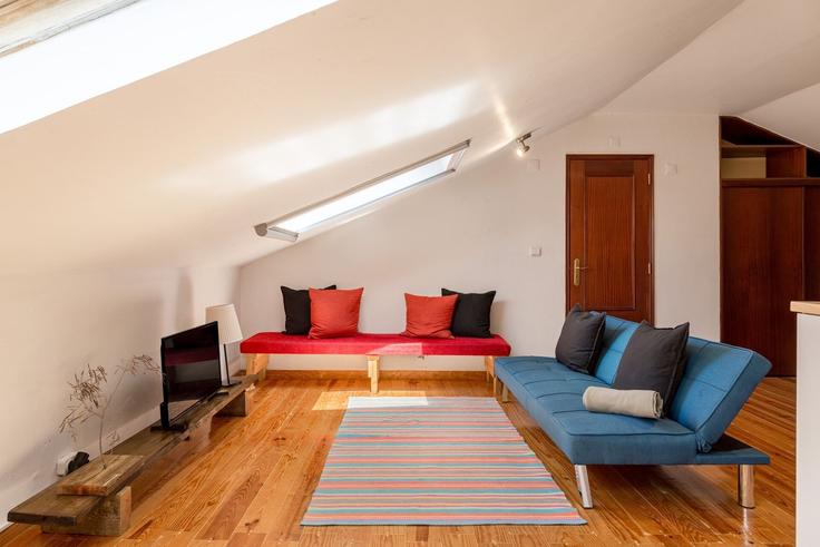 Elegant gestaltetes Wohnzimmer mit moderner Einrichtung in einer Wohnung im Building Rua Marques da Silva - homesbnbird - 1422238 in Penha de França, Lisbon