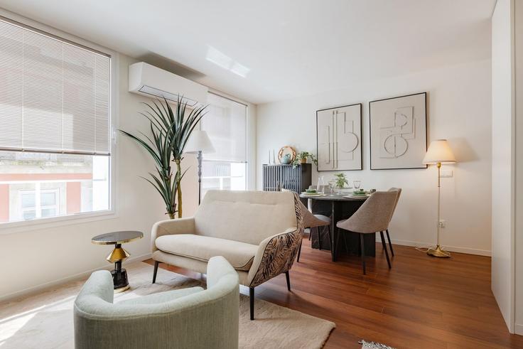 Porto União das freguesias de Cedofeita, Santo Ildefonso, Sé, Miragaia, São Nicolau e VitóriaのBuilding Rua de Miguel Bombarda - homesbnbird - 1422231のアパートメントにある、モダンな家具を備えたエレガントなデザインのリビングルーム