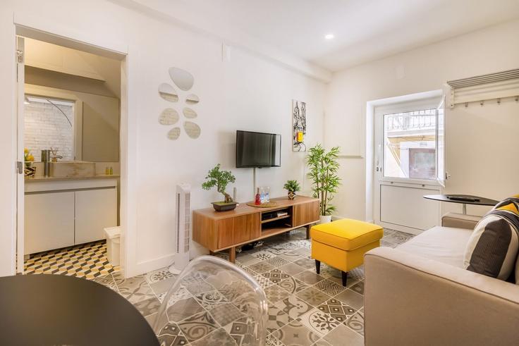 Building Rua de Marcos Marreiros 10 - homesbnbird - 1421942 adresindeki bir dairede modern mobilyalarla zarif bir şekilde tasarlanmış oturma odası Misericórdia, Lisbon