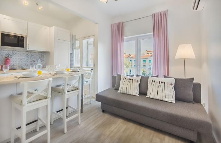 Salle de séjour élégante avec mobilier moderne dans un appartement à Building Travessa Henrique Cardoso 55 - homesbnbird - 1421998 à Alvalade, Lisbon