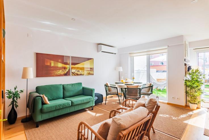 Lisbon AreeiroのBuilding Rua Augusto Gil, 29 - homesbnbird - 1422104のアパートメントにある、モダンな家具を備えたエレガントなデザインのリビングルーム