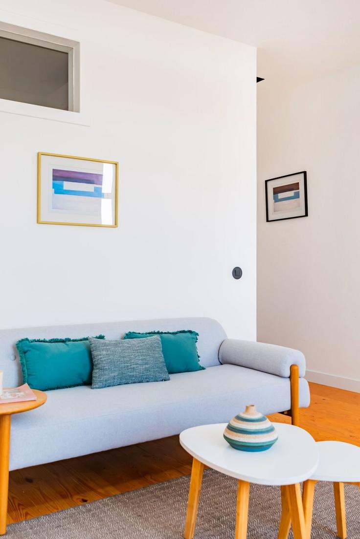 Lisbon Penha de FrançaのBuilding Rua Morais Soares 9 - homesbnbird - 1421935のアパートメントにある、モダンな家具を備えたエレガントなデザインのリビングルーム