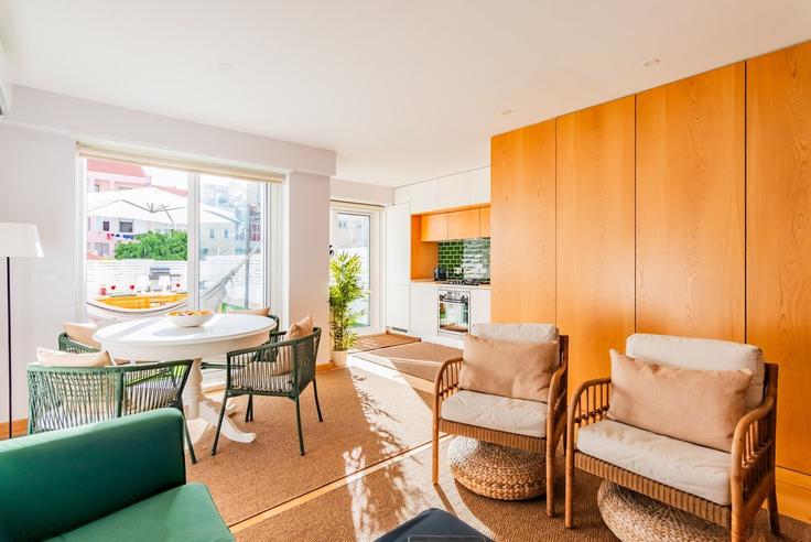 Sala de estar elegantemente projetada com móveis modernos em um apartamento no Building Rua Augusto Gil, 29 - homesbnbird - 1422104 em Areeiro, Lisbon
