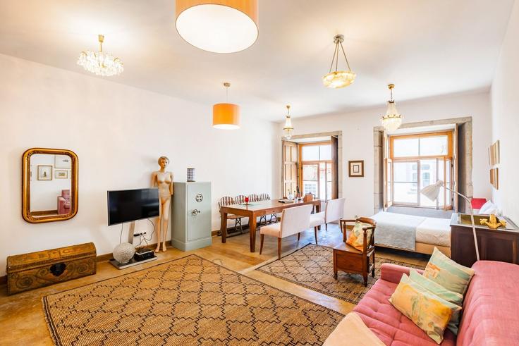 Sala de estar elegantemente projetada com móveis modernos em um apartamento no Building Rua São João, 34, - homesbnbird - 1422119 em União das freguesias de Cedofeita, Santo Ildefonso, Sé, Miragaia, São Nicolau e Vitória, Porto