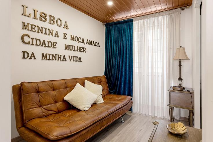Salle de séjour élégante avec mobilier moderne dans un appartement à Building Rua dos Remédios 118 - homesbnbird - 1421995 à Santa Maria Maior, Lisbon