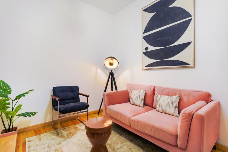 Lisbon ArroiosのBuilding Travessa Santana da Cruz - homesbnbird - 1422102のアパートメントにある、モダンな家具を備えたエレガントなデザインのリビングルーム
