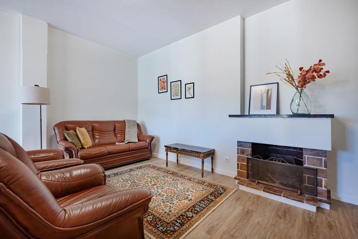 Elegant gestaltetes Wohnzimmer mit moderner Einrichtung in einer Wohnung im Building Rua de Gondarém 659 - homesbnbird - 1422250 in Aldoar, Foz do Douro e Nevogilde, Porto