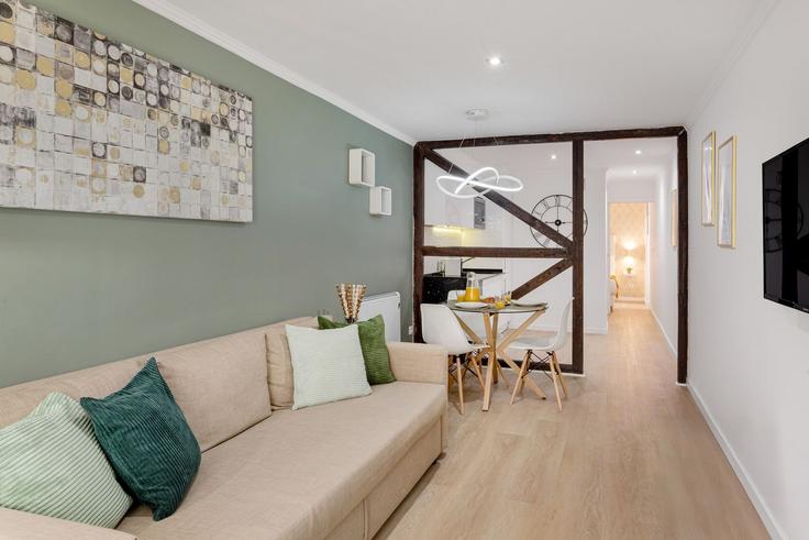 Lisbon São VicenteのBuilding Travessa do Meio 5 - homesbnbird - 1422283のアパートメントにある、モダンな家具を備えたエレガントなデザインのリビングルーム
