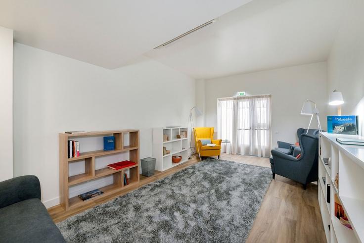 Sala de estar elegantemente projetada com móveis modernos em um apartamento no Building Rua Contra Almirante Jaime Afreixo - homesbnbird - 1422214 em Palmela, Palmela Sala de estar elegantemente projetada com móveis modernos em um apartamento no Building Rua Contra Almirante Jaime Afreixo - homesbnbird - 1422214 em Palmela, Palmela