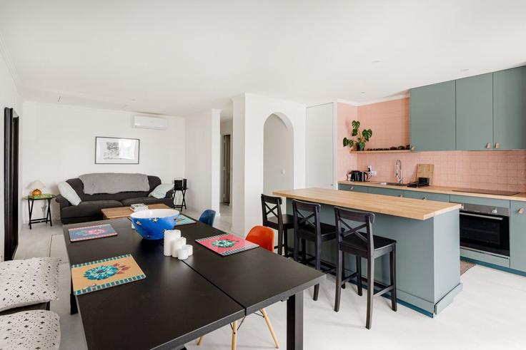 Elegante sala de estar con mobiliario moderno en un apartamento en Building Largo da Graça 127 - homesbnbird - 1422284 en São Vicente, Lisbon