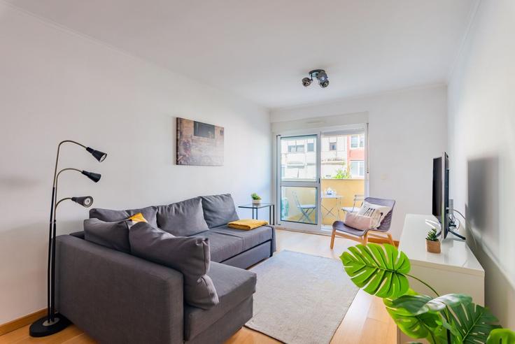 Sala de estar elegantemente projetada com móveis modernos em um apartamento no Building Avenida Marechal Francisco da Costa Gomes 46 - homesbnbird - 1421966 em Beato, Lisbon